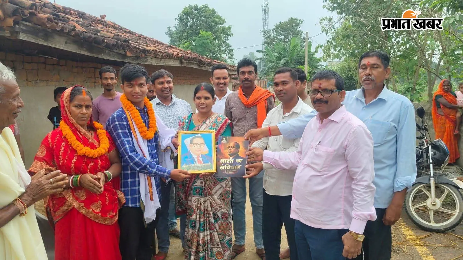 गांव का पहला लिपिक बना कमलेश, नौकरी की खबर मिलते ही बरदघाटी में छायी खुशी; प्रमुख ने घर पहुंचकर किया सम्मान