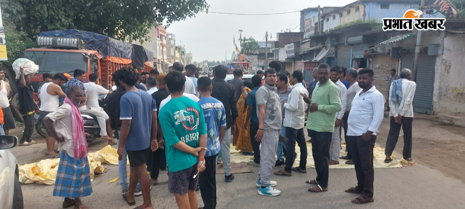 घायल पिता पुत्री तथा सड़क जाम के बाद घटनास्थल पर भीड़ | Prabhat Khabar Network