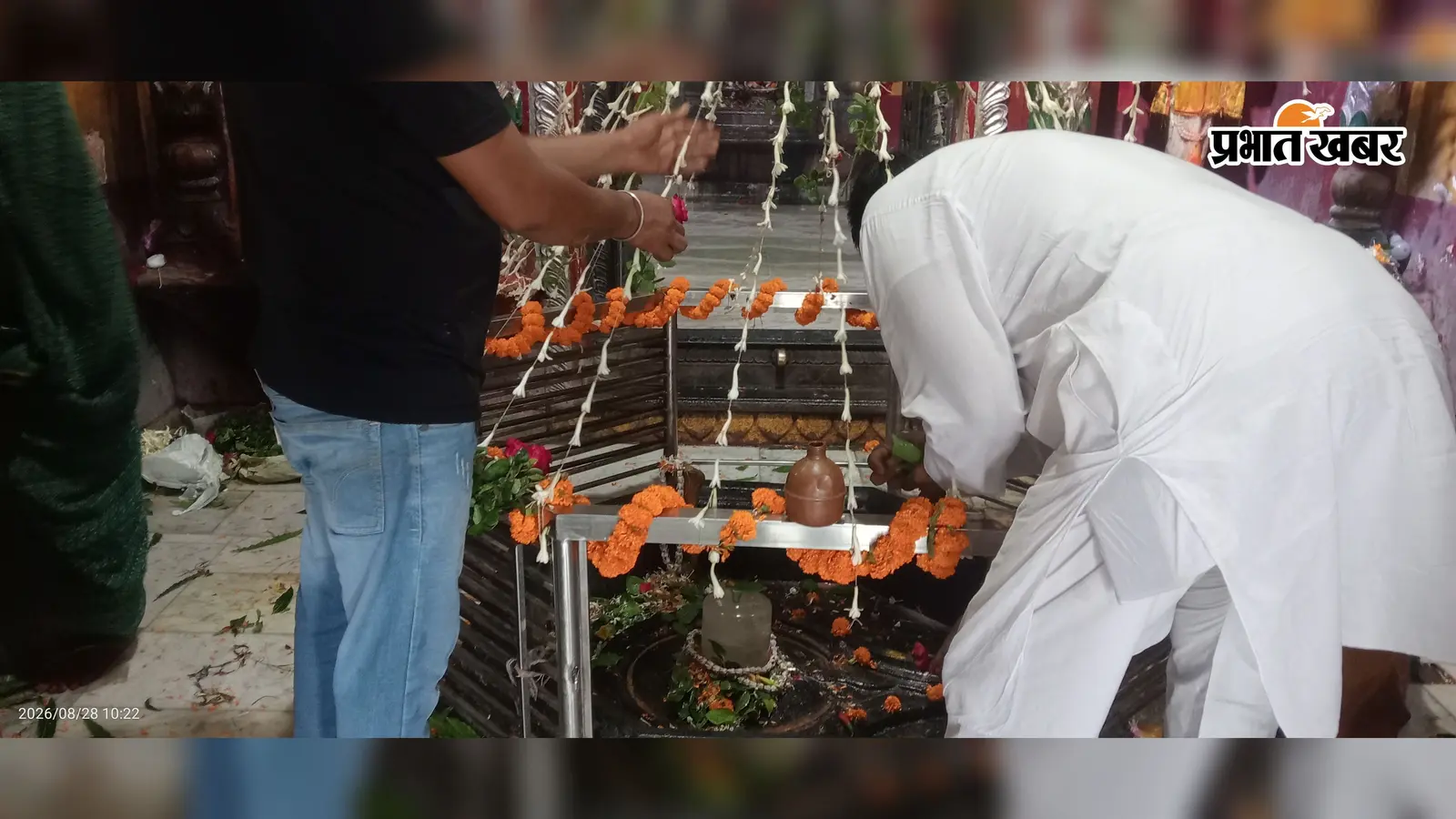 सावन पूर्णिमा पर गया के शिवालयों में उमड़ी श्रद्धालुओं की भीड़, जल-दूध से हुआ महादेव का अभिषेक