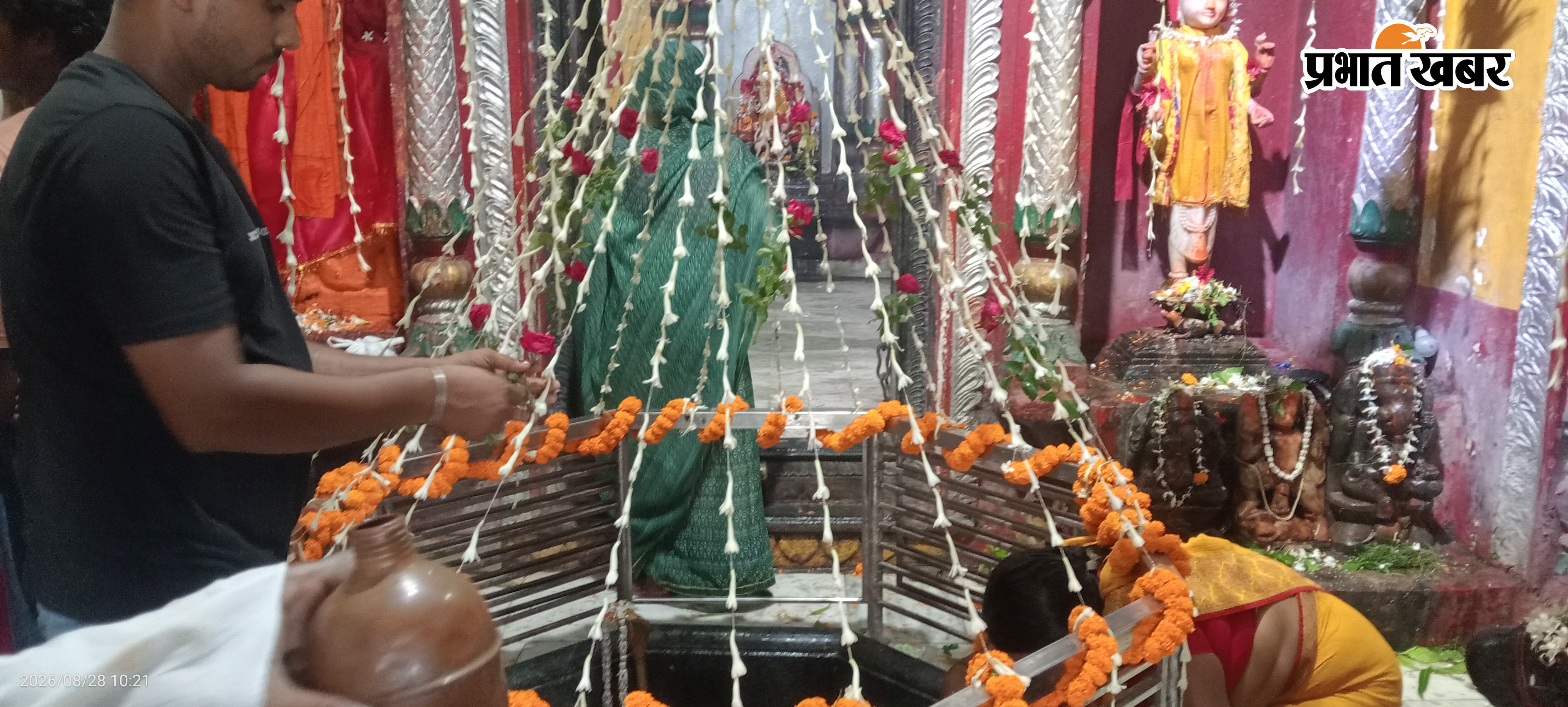 फोटो- गया- स्फटिक महादेव मंदिर में पूजा अर्चना करते श्रद्धालु | Prabhat Khabar Network