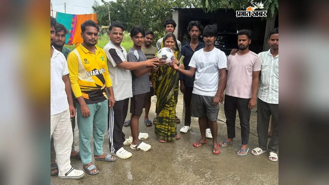 हजारीबाग: परसावां में फुटबॉल प्रतियोगिता का आगाज, मुखिया अन्नपूर्णा देवी ने खिलाड़ियों को बांटे फुटबॉल