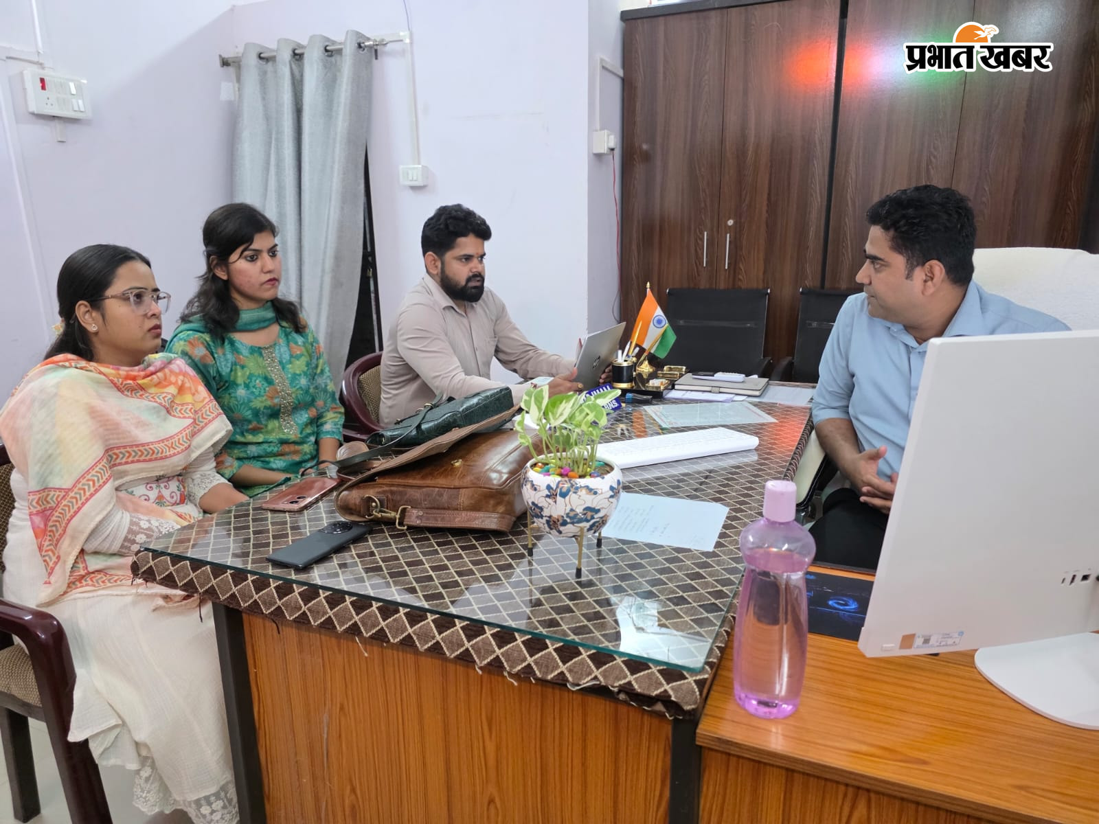 डेटा की गुणवत्ता जांचते सहायक निदेशक | Prabhat Khabar Network