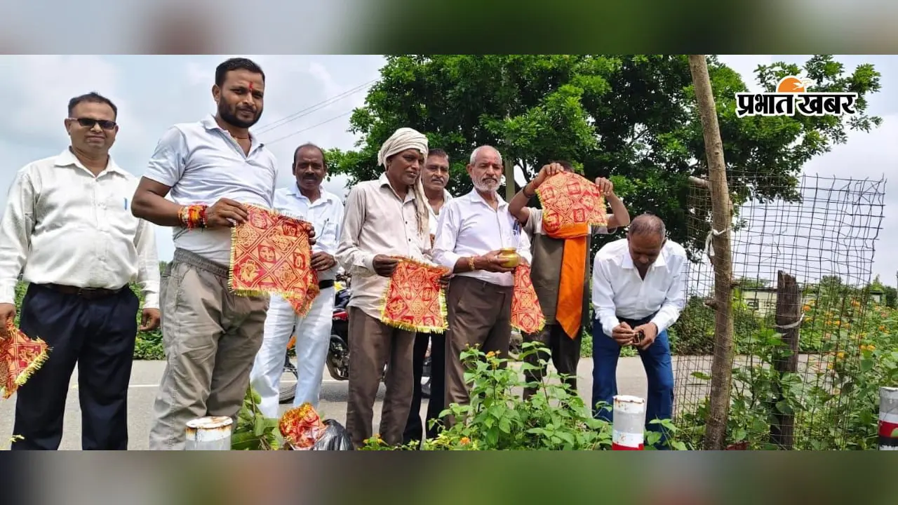 इंसानों के साथ पेड़ों की भी राखी, डुमरी में हरियाली दूत ने चुनरी बांधकर लिया पेड़ों की रक्षा का संकल्प