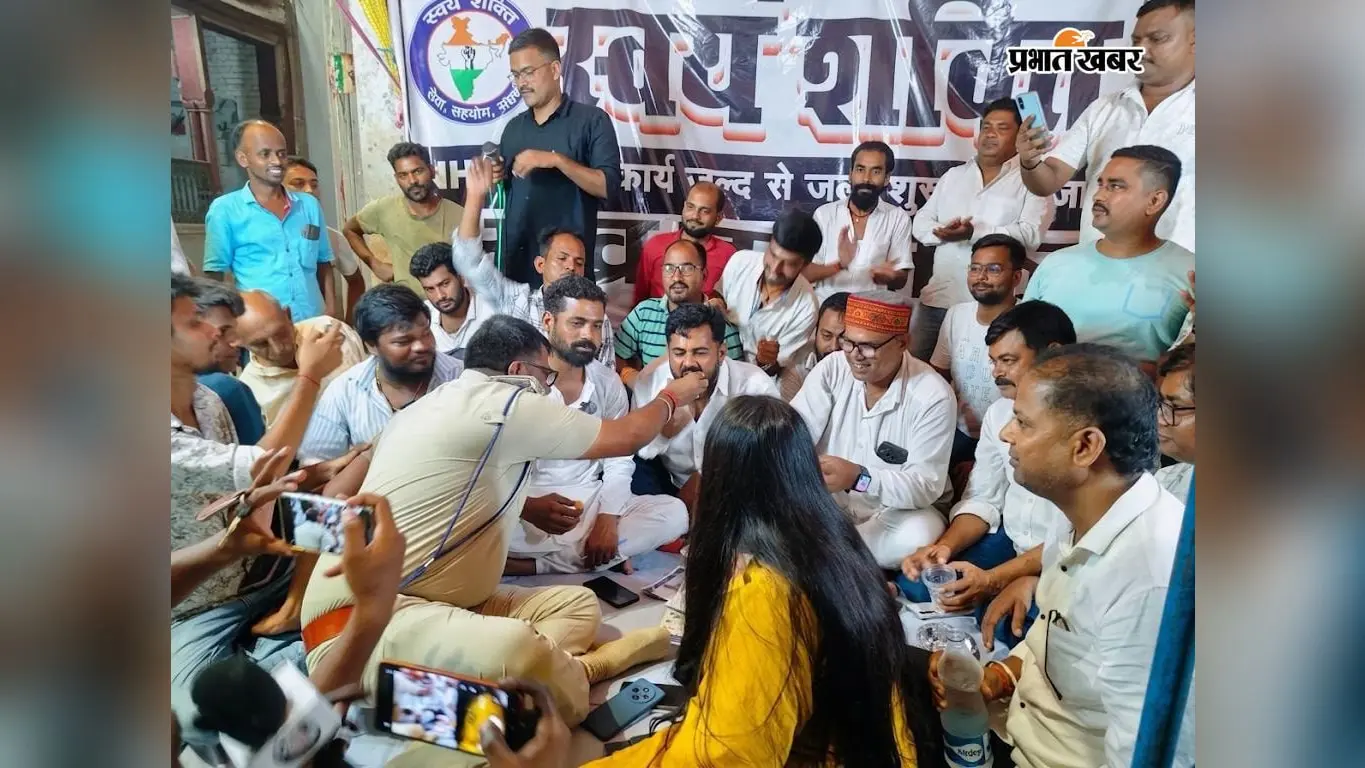 डुमरांव की जर्जर सड़कों पर गरमाई सियासत, अनशन खत्म होते ही आप जिलाध्यक्ष ने विधायक से मांगा इस्तीफा