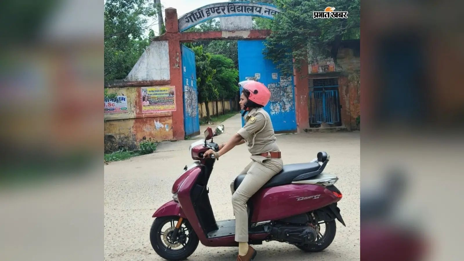 स्कूटी से निगरानी करती नवादा महिला पुलिस कर्मी