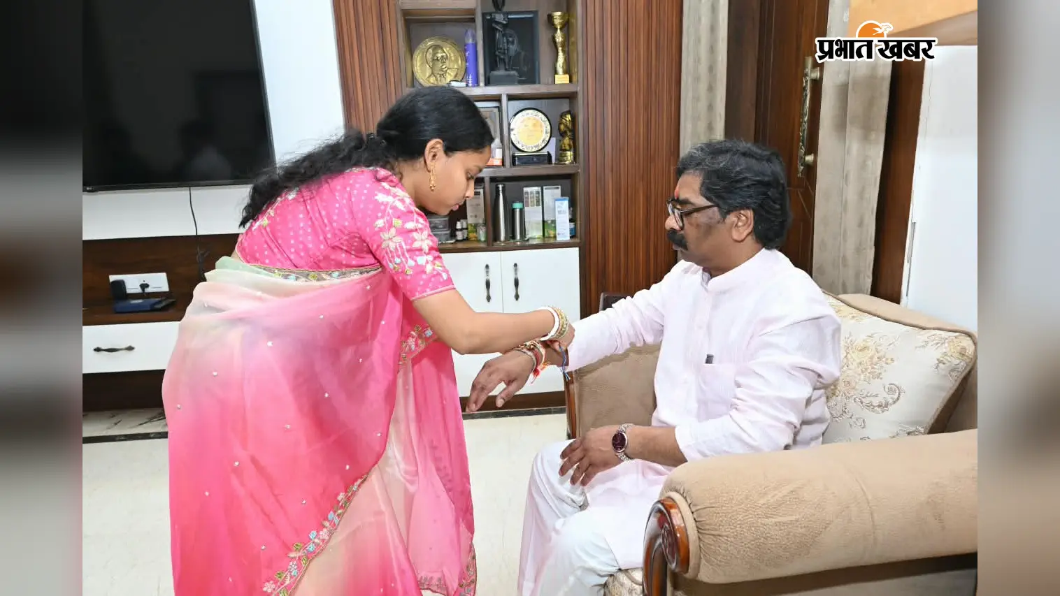 शिकारीपाड़ा से रांची पहुंची बहन, CM हेमंत की कलाई पर बांधी राखी
