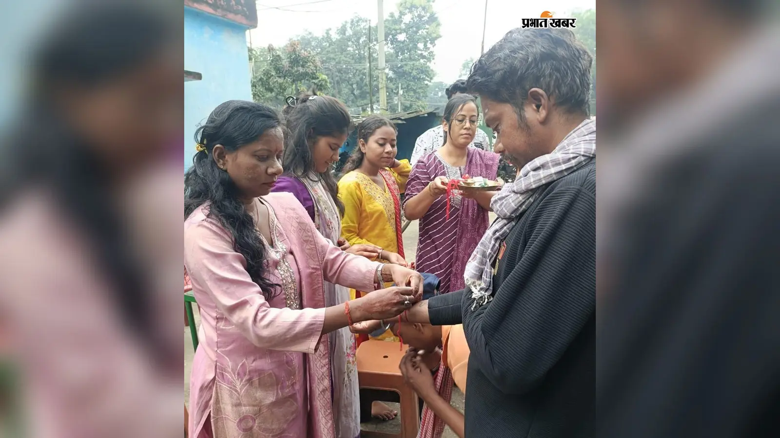रामगढ़ में अनोखा रक्षाबंधन, सफाईकर्मी, स्वास्थ्यकर्मी और पत्रकार बने बहनों के ‘भाई’