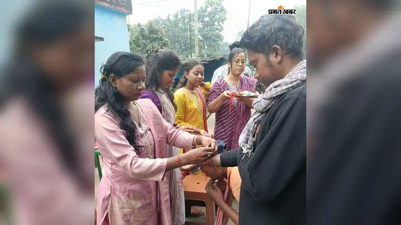फोटो फाइल 28आर-5- रक्षाबंधन पर सफाई कर्मी, स्वास्थ्य कर्मी और पत्रकारों को तिलक-आरती कर राखी बांधतीं दुर्गा वाहिनी की बहनें. | Prabhat Khabar Network