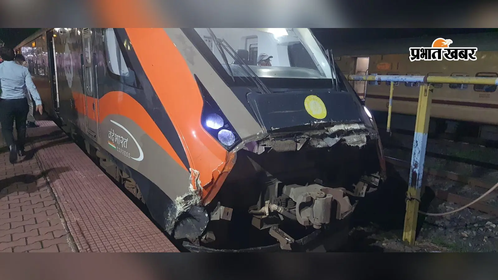रांची से पटना जा रही Vande Bharat Express ट्रैक्टर से टकरायी, इंजन के आगे का हिस्सा क्षतिग्रस्त