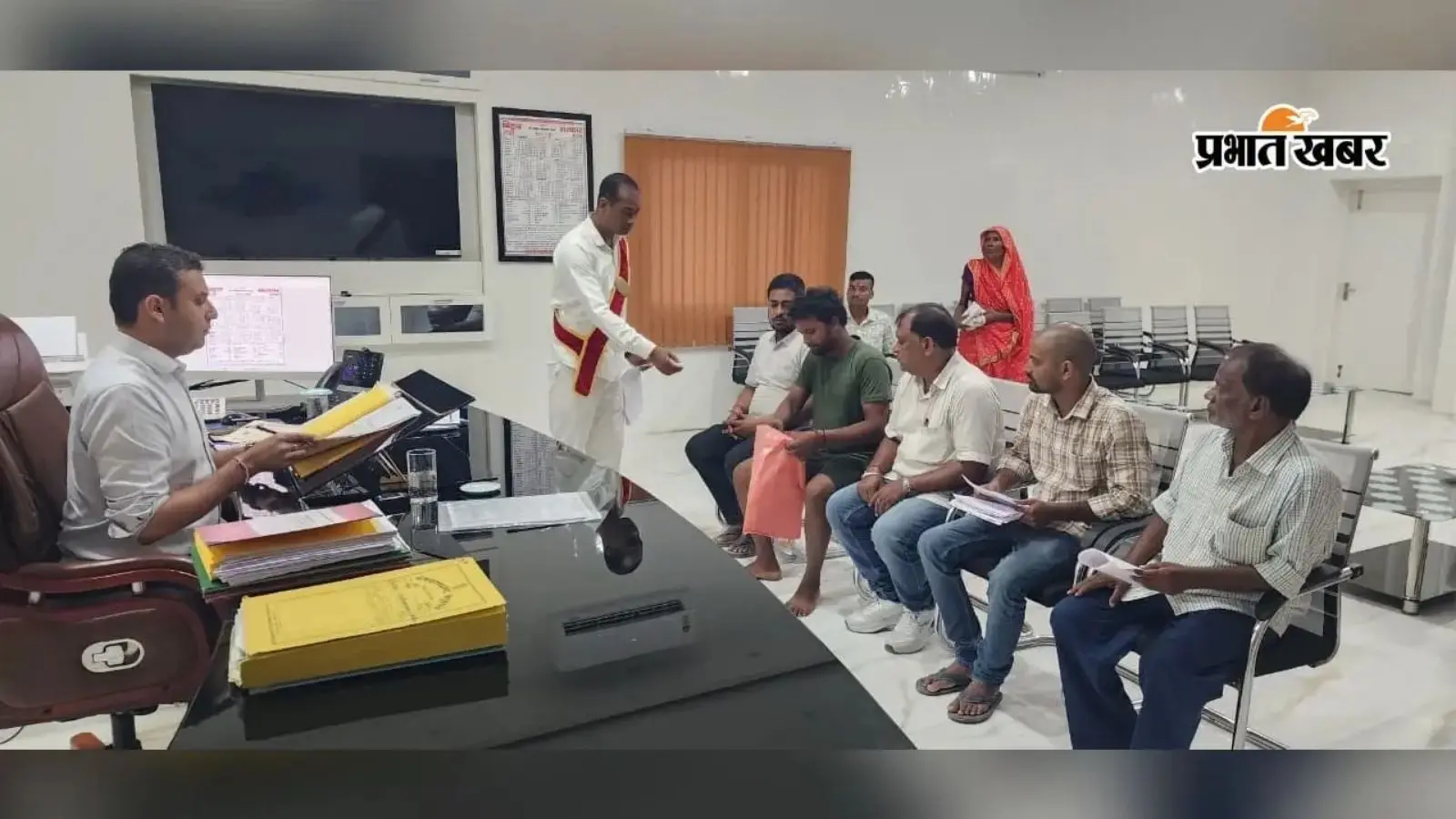 जनता दरबार में पहुंचे 24 आवेदन, डीएम ने समयबद्ध और गुणवत्तापूर्ण निष्पादन का दिया निर्देश