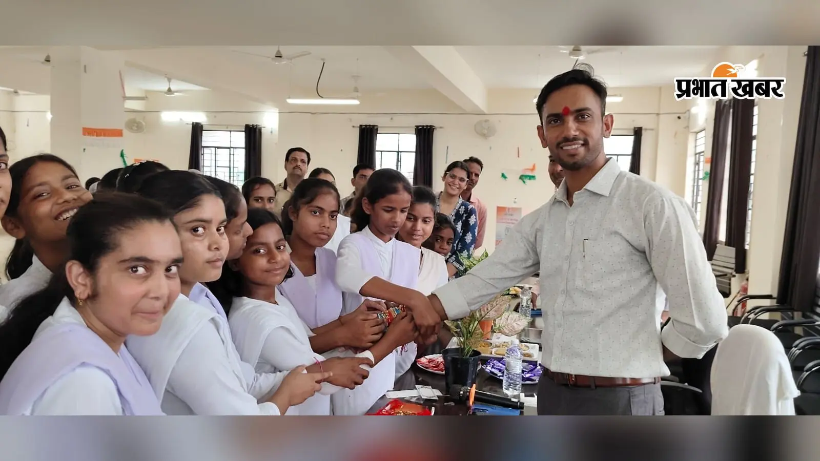 सीवान: रक्षाबंधन पर भैंसाखाल आवासीय विद्यालय पहुंचे DM विजय प्रकाश मीणा, छात्राओं से संवाद कर बंधवाई राखी; दिए जरूरी निर्देश
