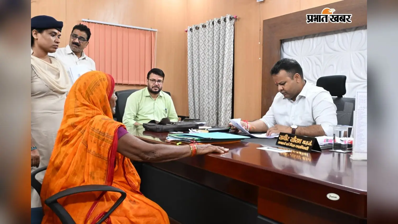 गोपालगंज: जनता दरबार में DM समीर सौरभ ने सुनीं 6 फरियादियों की समस्याएं, भूमि विवाद के मामलों में त्वरित निष्पादन का दिया निर्देश