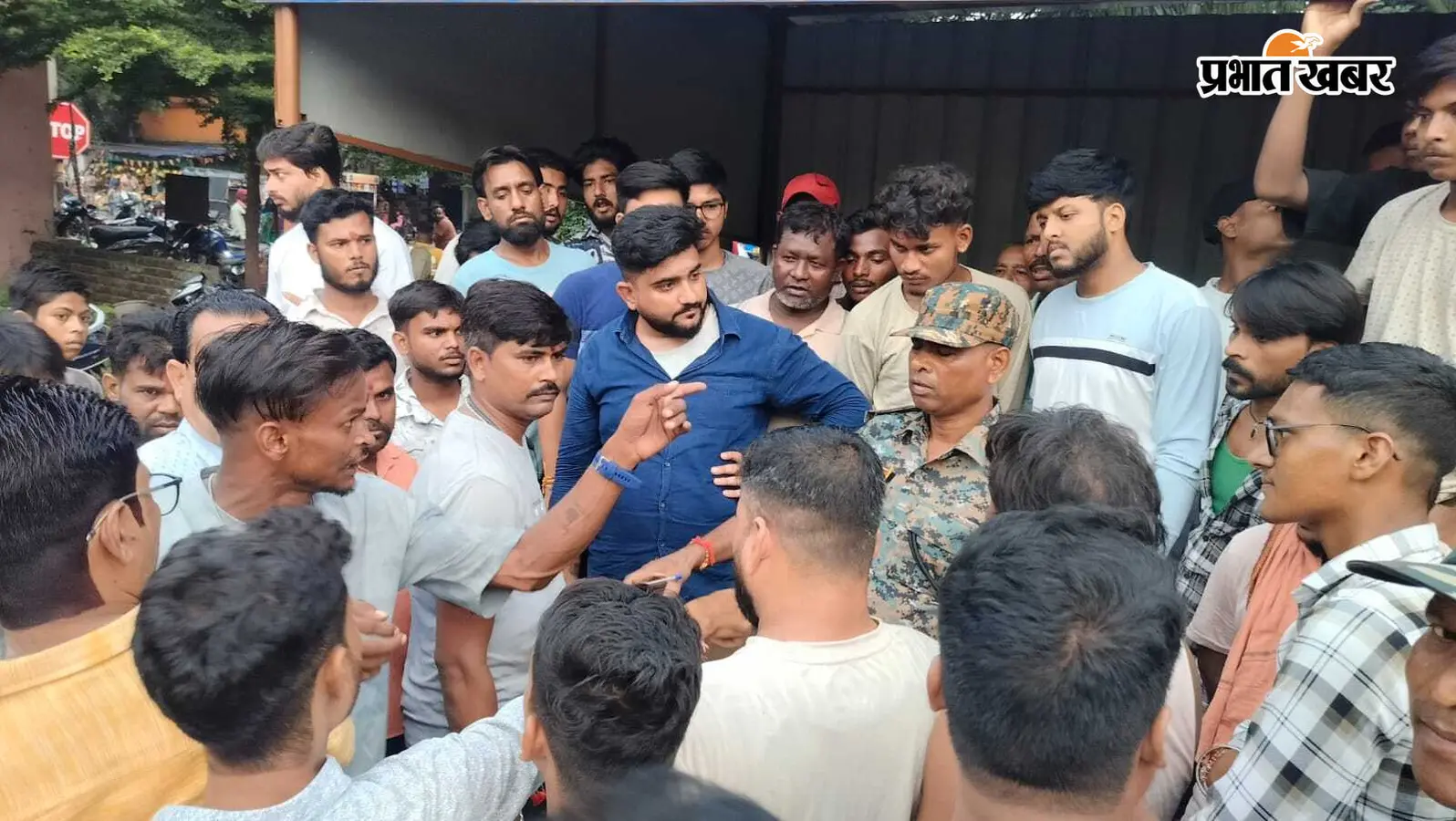 नशे में धुत कार चालक ने मचाया तांडव, हाता चौक पर सड़क किनारे खड़ी पांच मोटरसाइकिलों को रौंदा