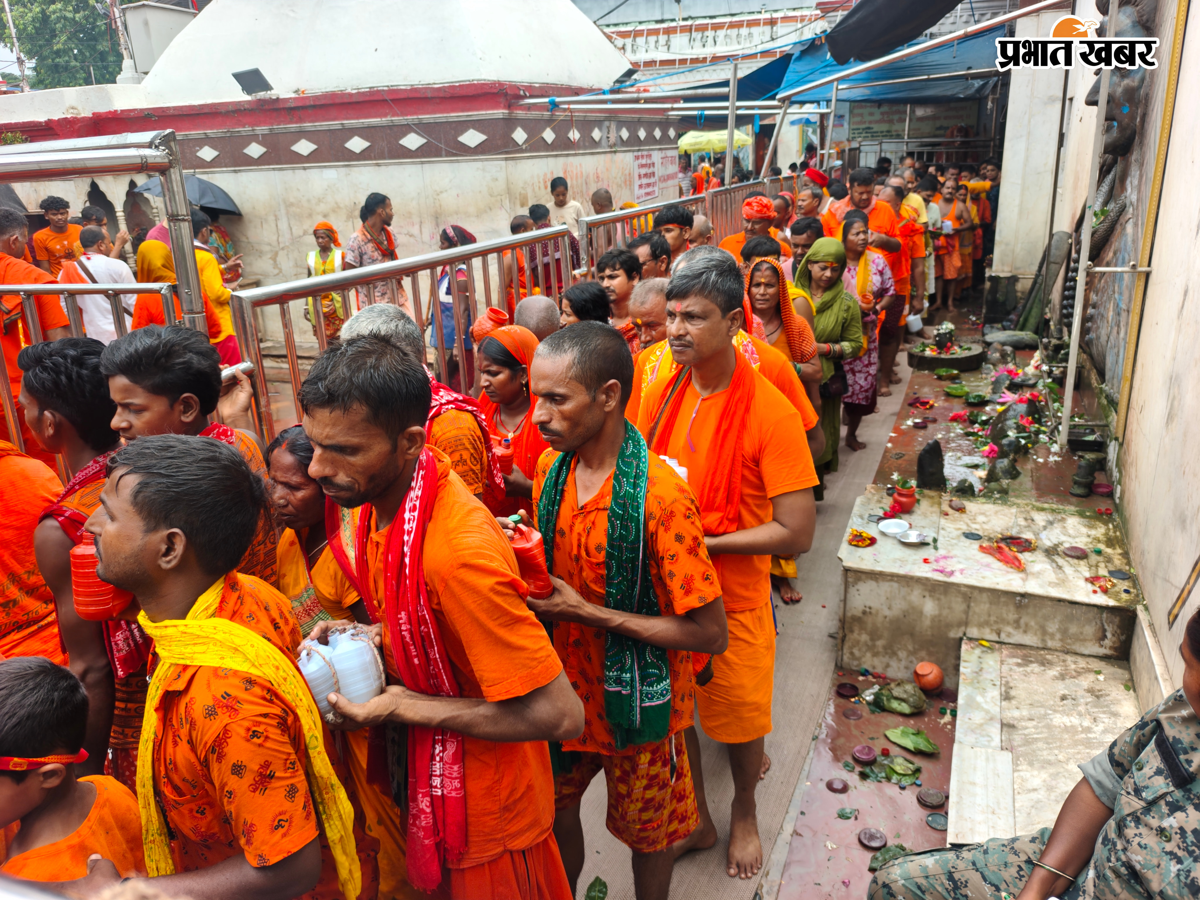 बासुकिनाथ मंदिर में कांवरियों की भीड़, कतारबद्ध श्रद्धालु | Prabhat Khabar Network