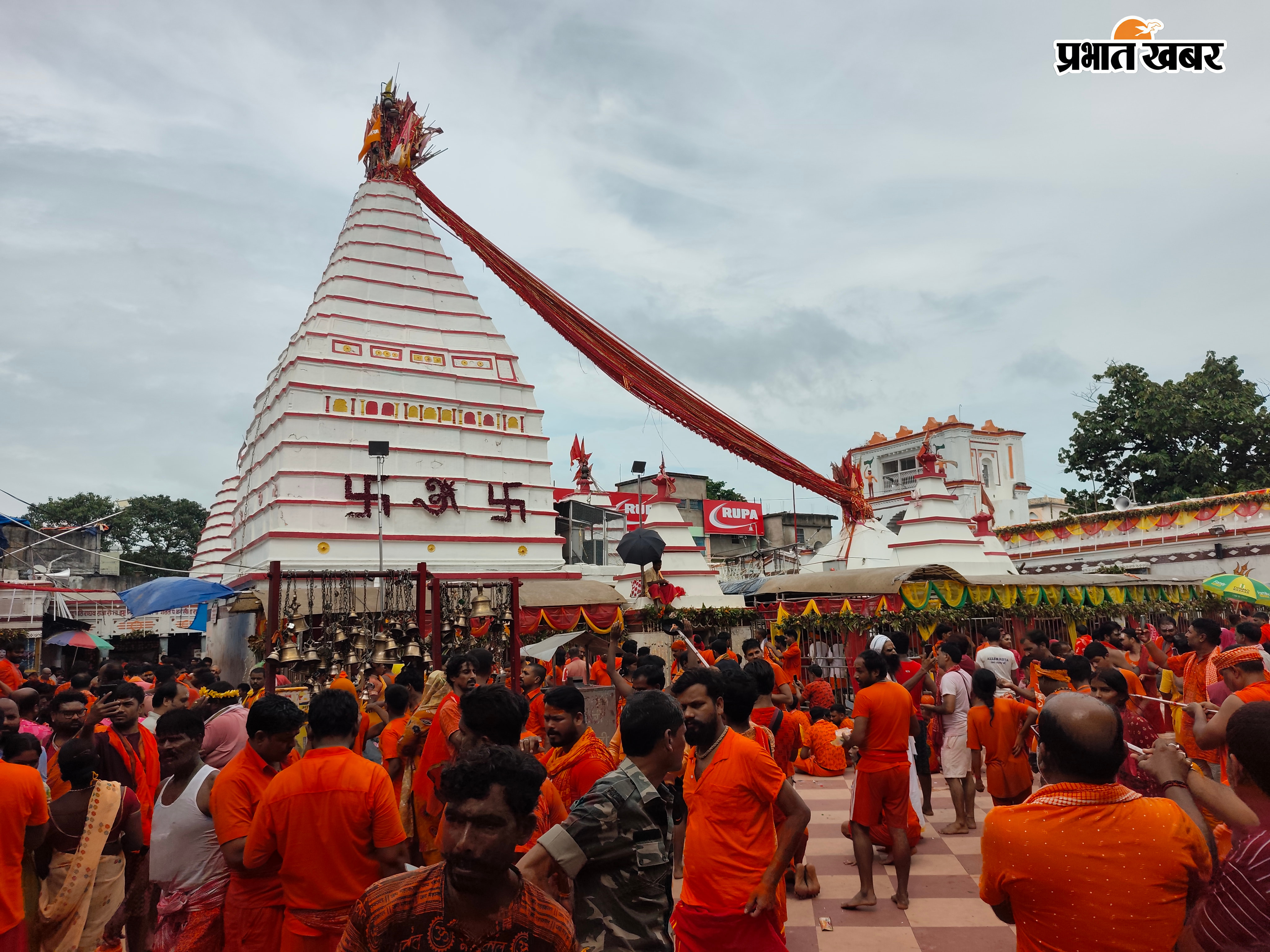 बासुकिनाथ मंदिर में कांवरियों की भीड़, कतारबद्ध श्रद्धालु | Prabhat Khabar Network