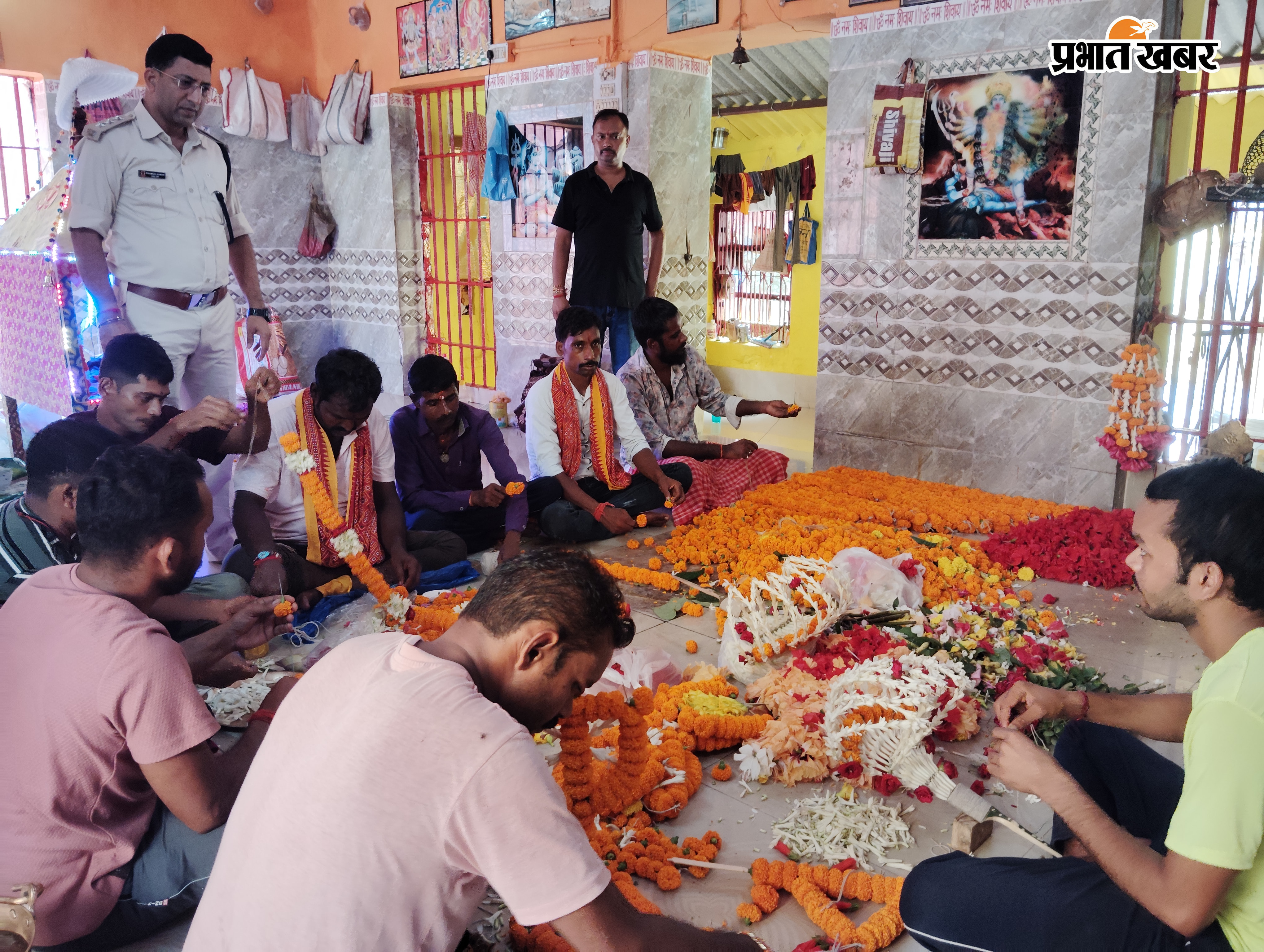 जेल के अंदर बाबा कक्ष में जेलर प्रमोद कुमार की मौजूदगी में पुष्प मुकुट तैयार करते बंदी | Prabhat Khabar Network