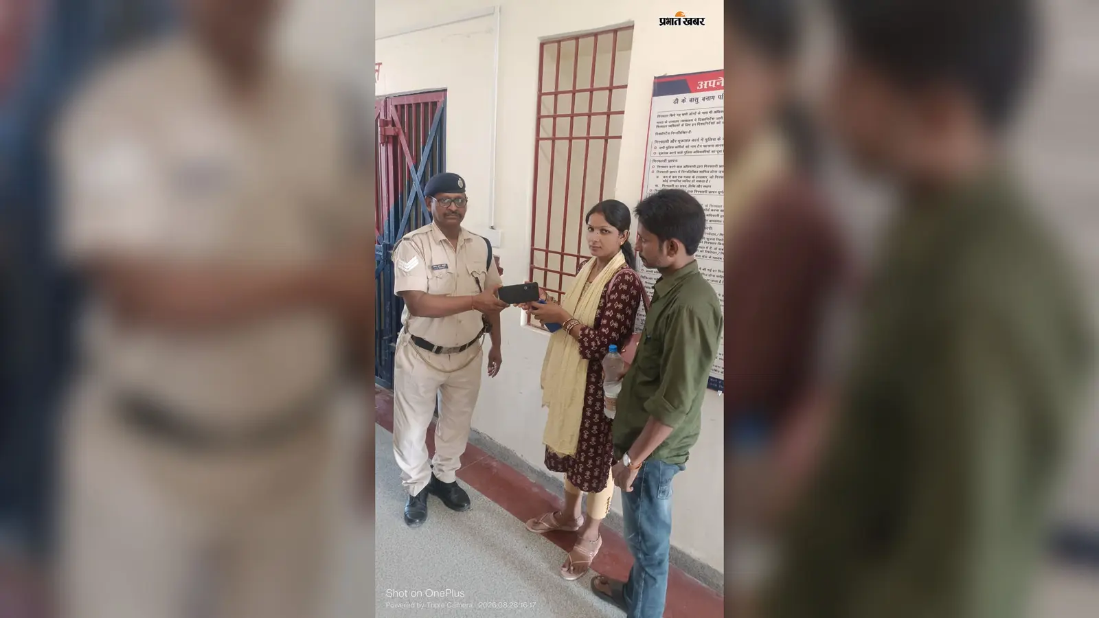 मुंबई मेल से उतर गया यात्री, ट्रेन में छूट गया 13 हजार का मोबाइल; गया RPF ने ऐसे लौटाया फोन