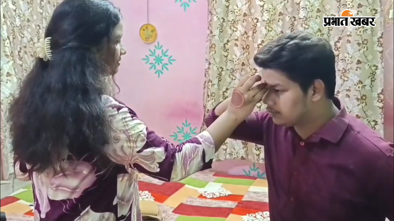 भाई के कलाई पर राखी बांधती बहने | Prabhat Khabar Network