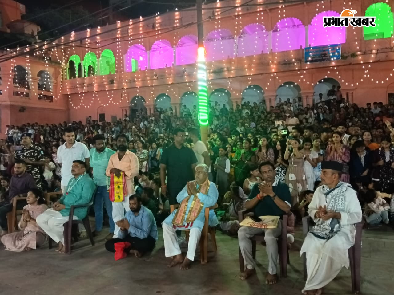 फोटो- गया- देवघाट पर फल्गु महाआरती की प्रस्तुति देते ब्राह्मण - सीताकुंड घाट पर फल्गु महा आरती की प्रस्तुति | Prabhat Khabar Network