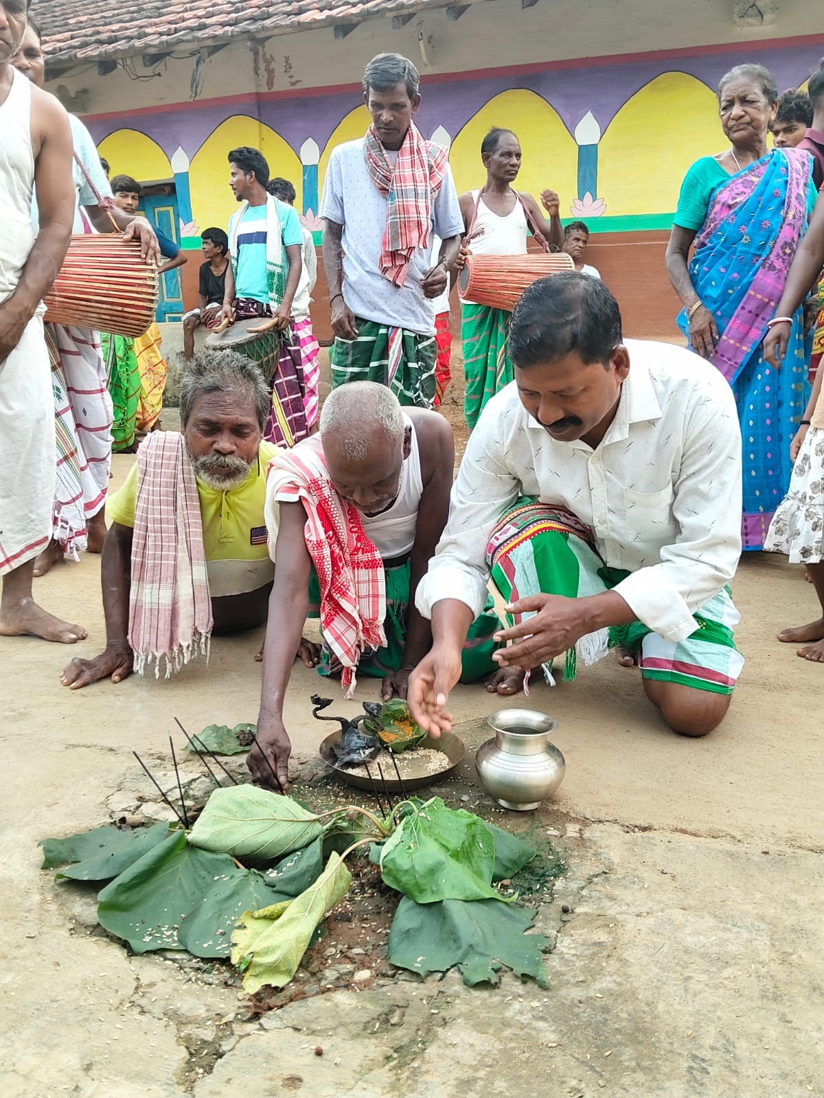 करम गोसायं की पूजा करते ग्रामीण.