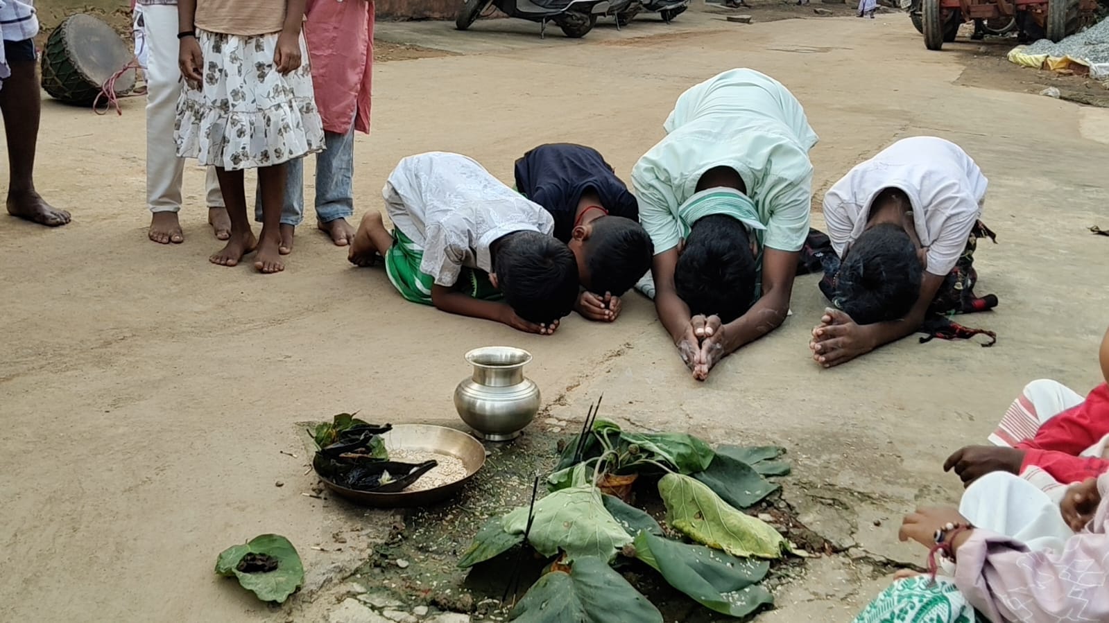 करम गोसायं की पूजा करते बच्चे.
