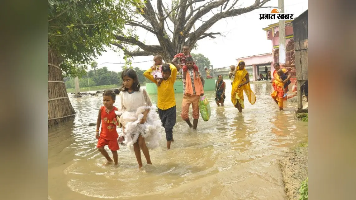भागलपुर में बाढ़ के पानी में घुटनों तक उतरीं बहनें, भाई की कलाई पर राखी बांधने के लिए तय किया डूबा रास्ता