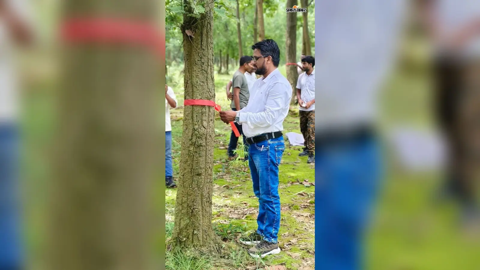 Lohardaga News: रक्षाबंधन पर पेड़ों को बांधी राखी, वनकर्मियों व ग्रामीणों ने जंगल बचाने का लिया संकल्प