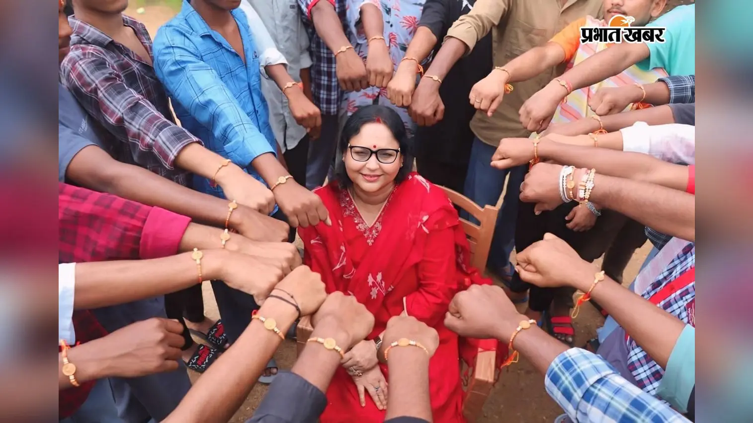 ऑब्जर्वेशन होम पहुंचकर उपायुक्त कंचन सिंह ने बच्चों को बांधी राखी, तिलक लगाकर की आरती
