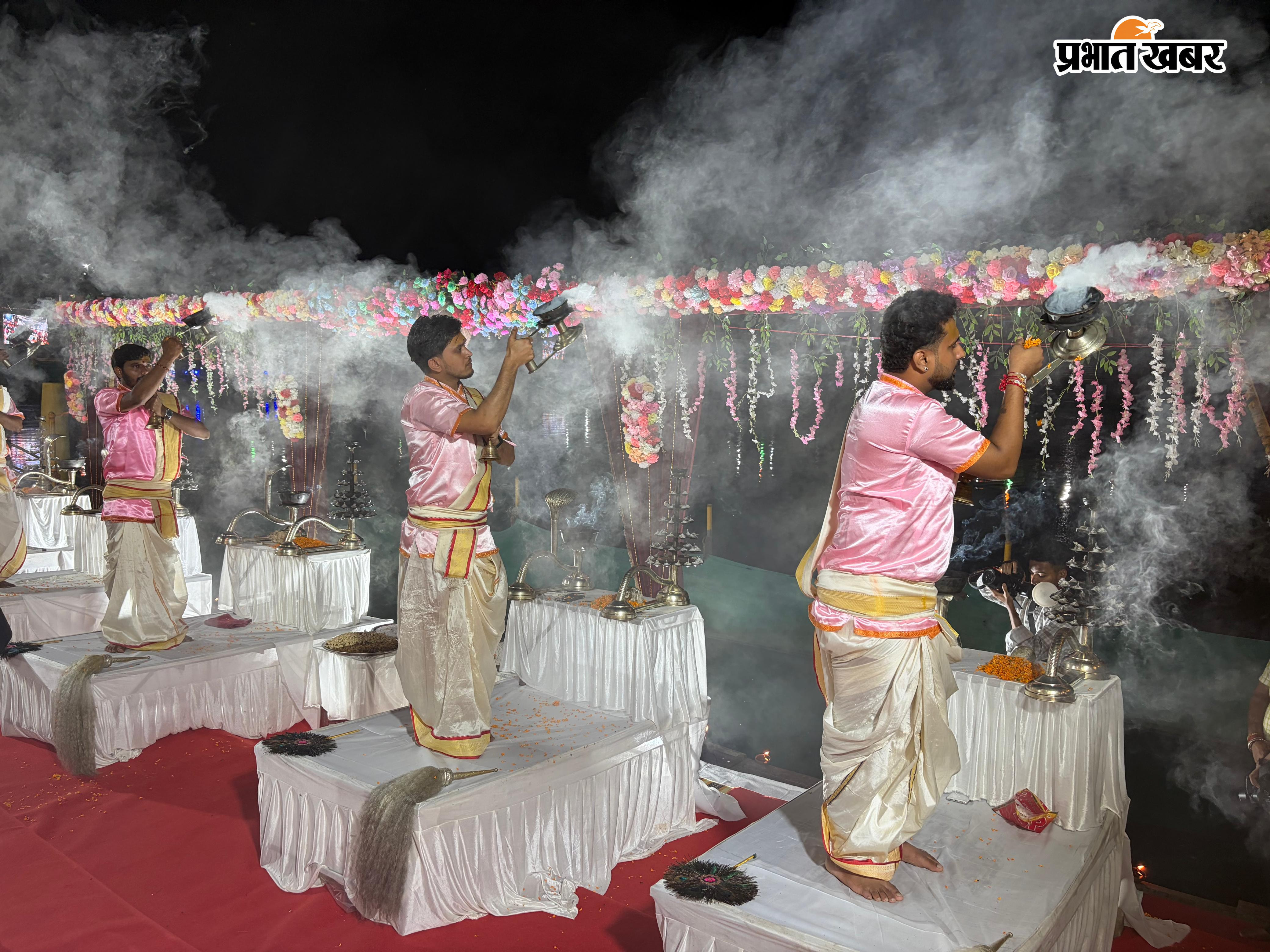 बासुकिनाथ शिवगंगा में महाआरती करते पंडित. | Prabhat Khabar Network