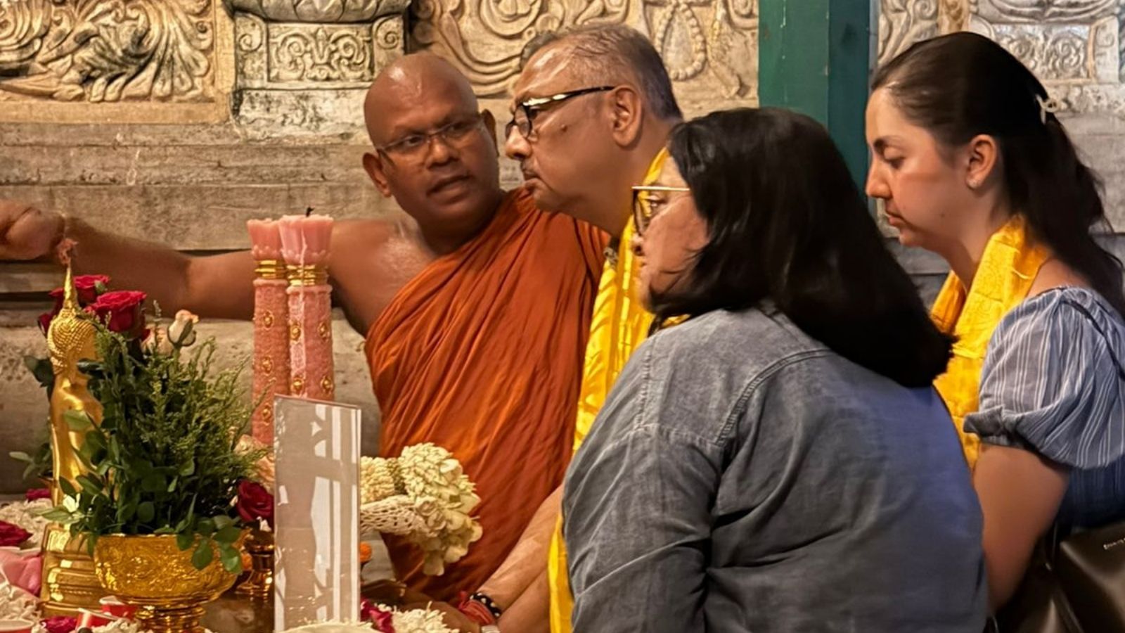 पवित्र बोधिवृक्ष के जड़ के पास स्थित वज्रासन को देखते मुख्य न्यायाधीश व उनके परिजन 