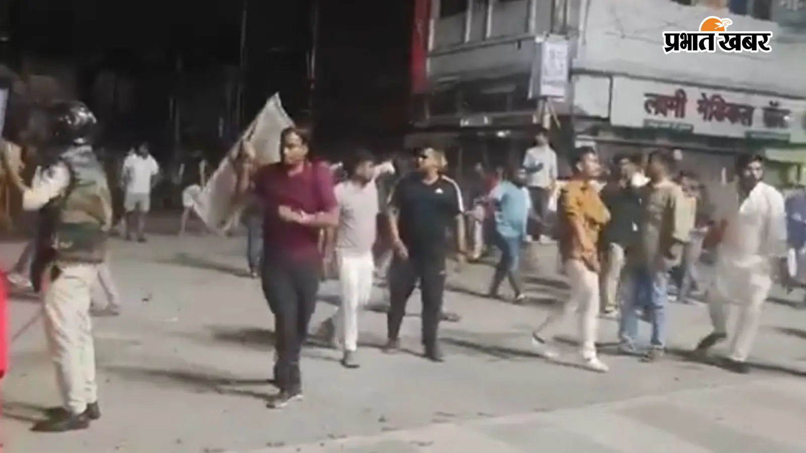 Video: बिलासपुर में सोशल मीडिया पोस्ट से कैसे बढ़ा विवाद? थाने में पुलिस पर भी बरसे पत्थर, आंसू गैस छोड़ी