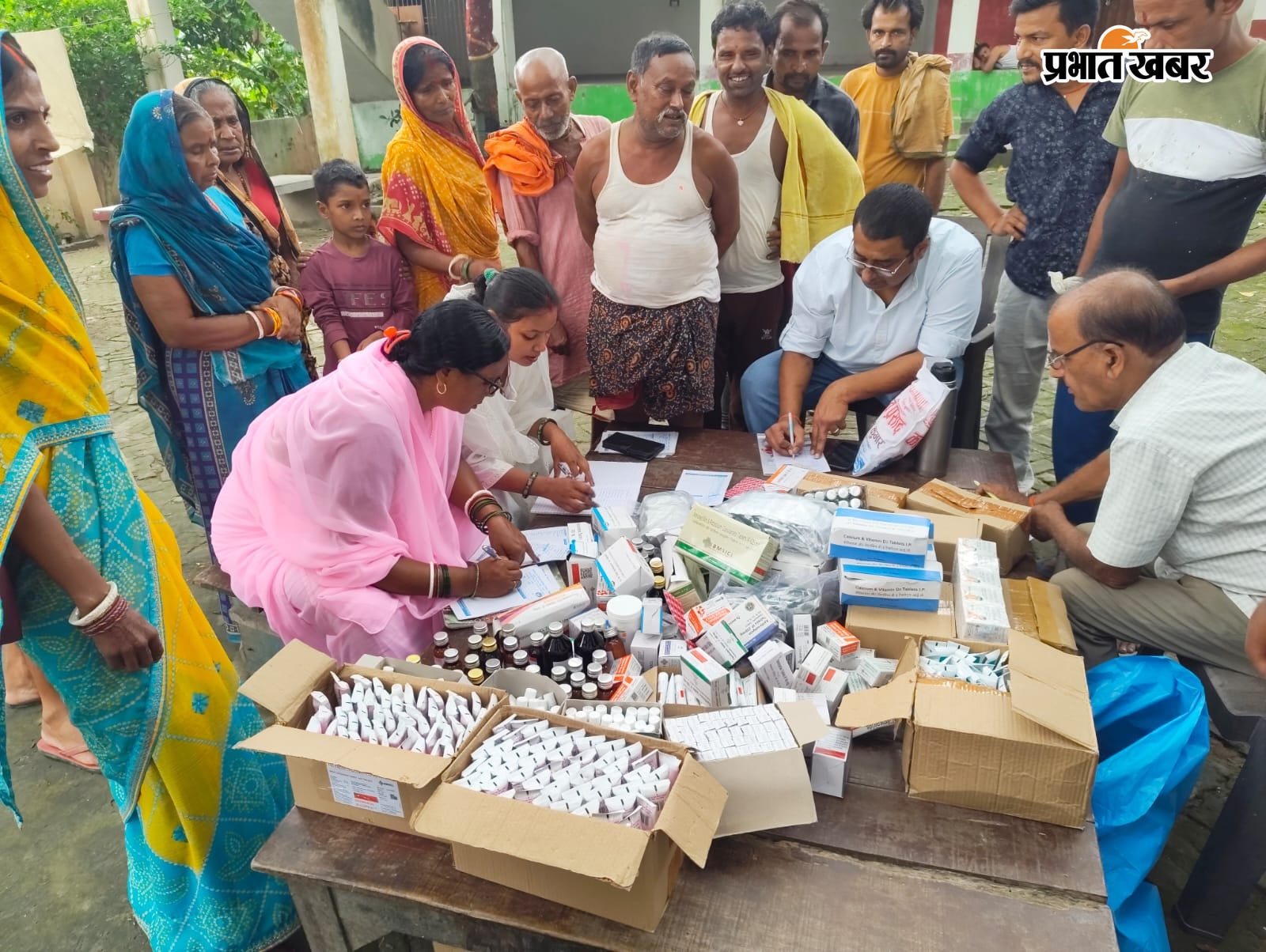 फोटो - बाढ़ प्रभावित क्षेत्र में मेडिकल कैंप फोटो - नाव से राहत सामग्री लेकर जाते कर्म | Prabhat Khabar Network