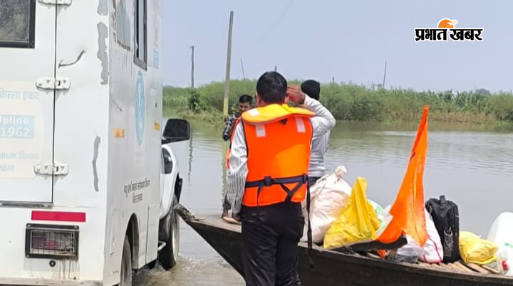 फोटो - बाढ़ प्रभावित क्षेत्र में मेडिकल कैंप फोटो - नाव से राहत सामग्री लेकर जाते कर्म | Prabhat Khabar Network