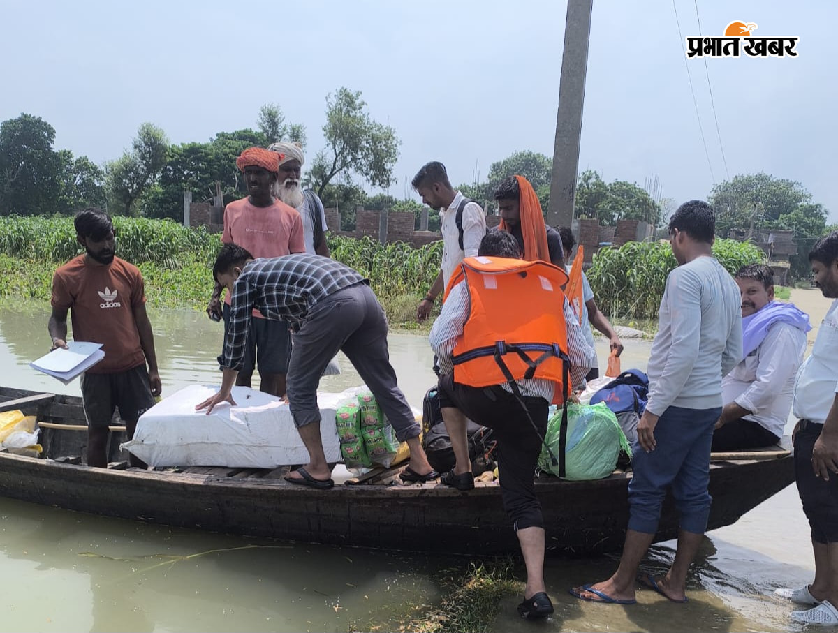 फोटो - बाढ़ प्रभावित क्षेत्र में मेडिकल कैंप फोटो - नाव से राहत सामग्री लेकर जाते कर्म | Prabhat Khabar Network