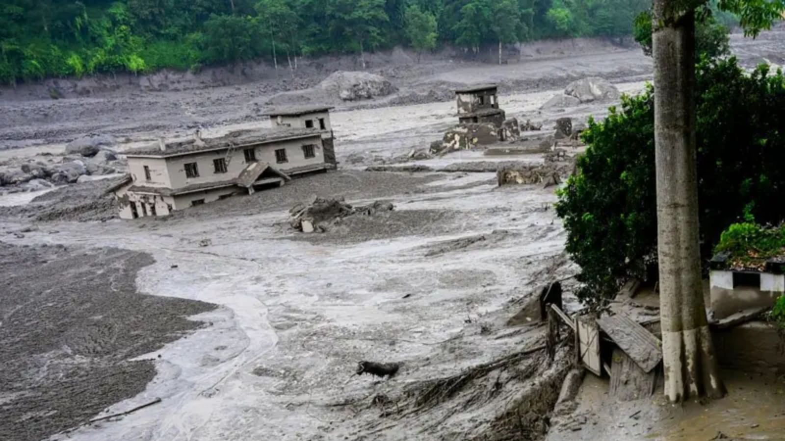 नेपाल के नुवाकोट में त्रिशूली नदी के किनारे अचानक आई बाढ़ और भूस्खलन के बाद की तस्वीर 