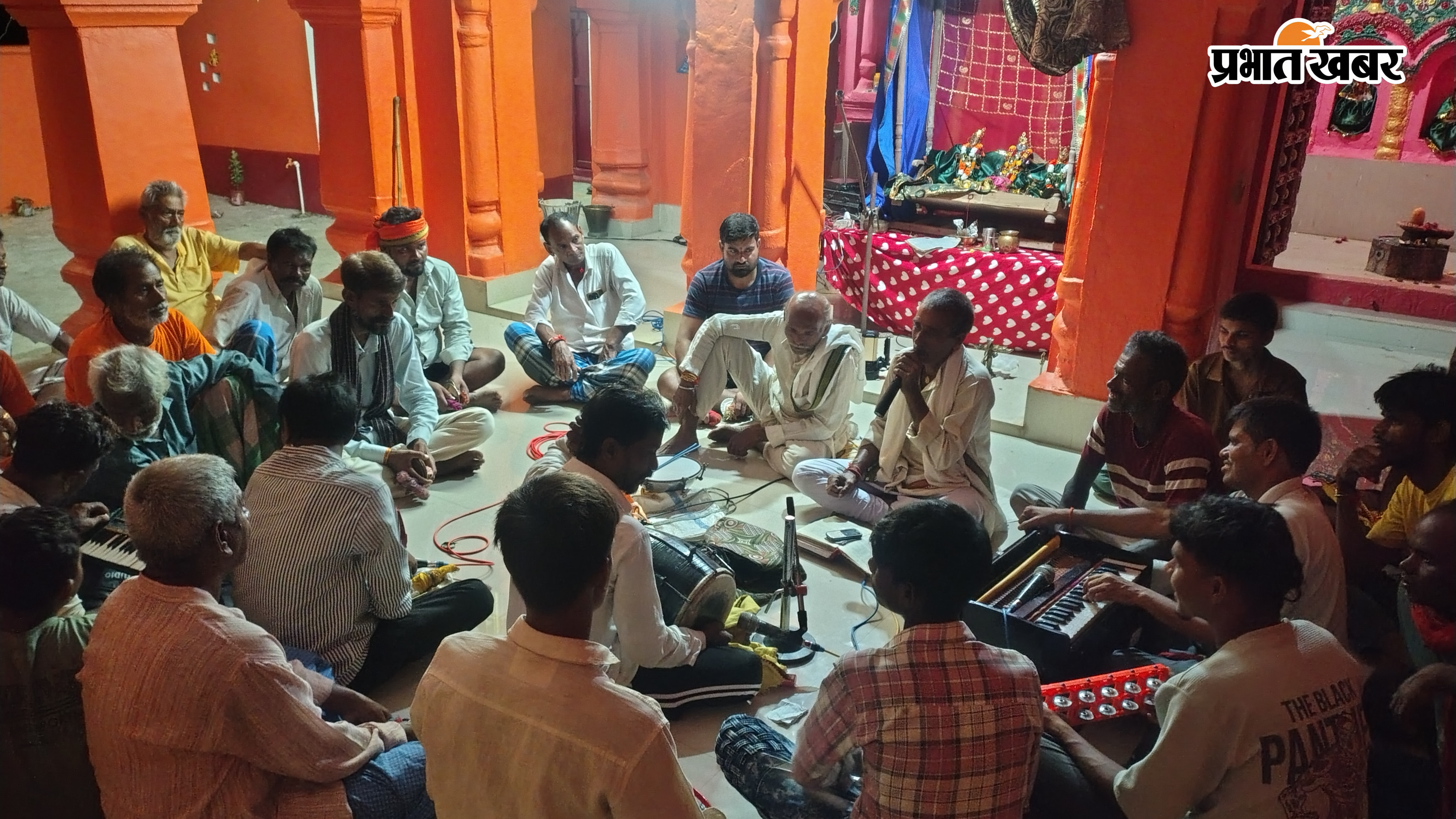 1. अंतिम रात झूले पर झुलाया जा रहा है भगवान की प्रतिमा  2. सभा कक्ष में हरी कीर्तन करते श्रद्धालु | Prabhat Khabar Network