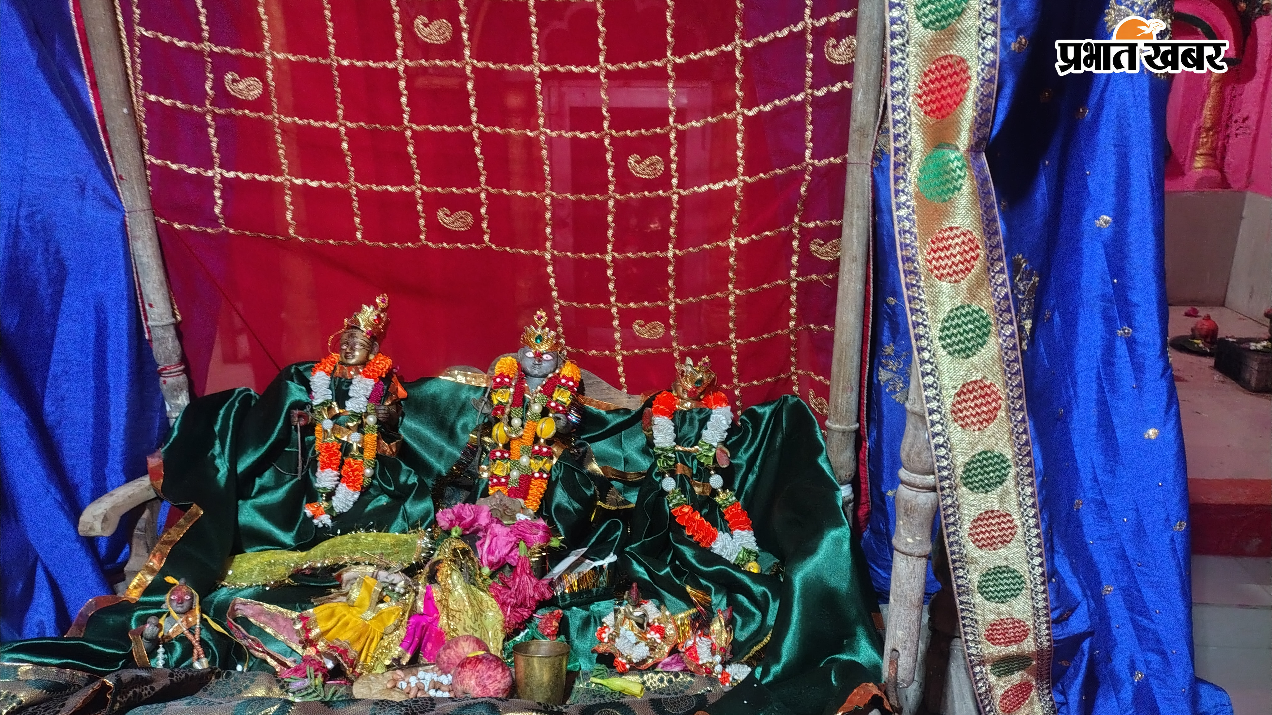 1. अंतिम रात झूले पर झुलाया जा रहा है भगवान की प्रतिमा  2. सभा कक्ष में हरी कीर्तन करते श्रद्धालु | Prabhat Khabar Network