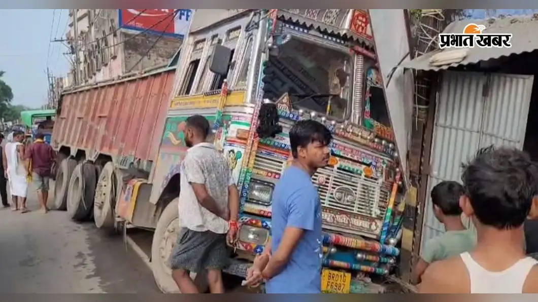 तेज रफ्तार में साइड लेने के दौरान बिगड़ा संतुलन, घर की दीवार तोड़ अंदर घुसा ट्रक : बाल-बाल बचे परिवार के लोग