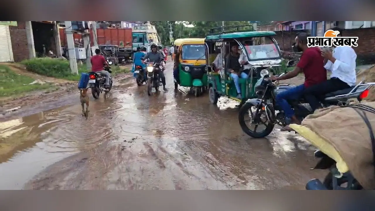 कैमूर : कुदरा-भभुआ पथ पर सड़क बनी तालाब, पेट्रोल पंप के पास जलजमाव और गड्ढों से राहगीर परेशान