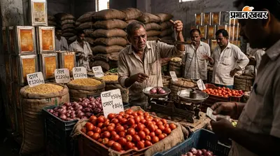 बांका मंडी में रसोई का बजट बिगड़ा, प्याज ₹55 और टमाटर ₹80 किलो : दाल-तेल भी तेज