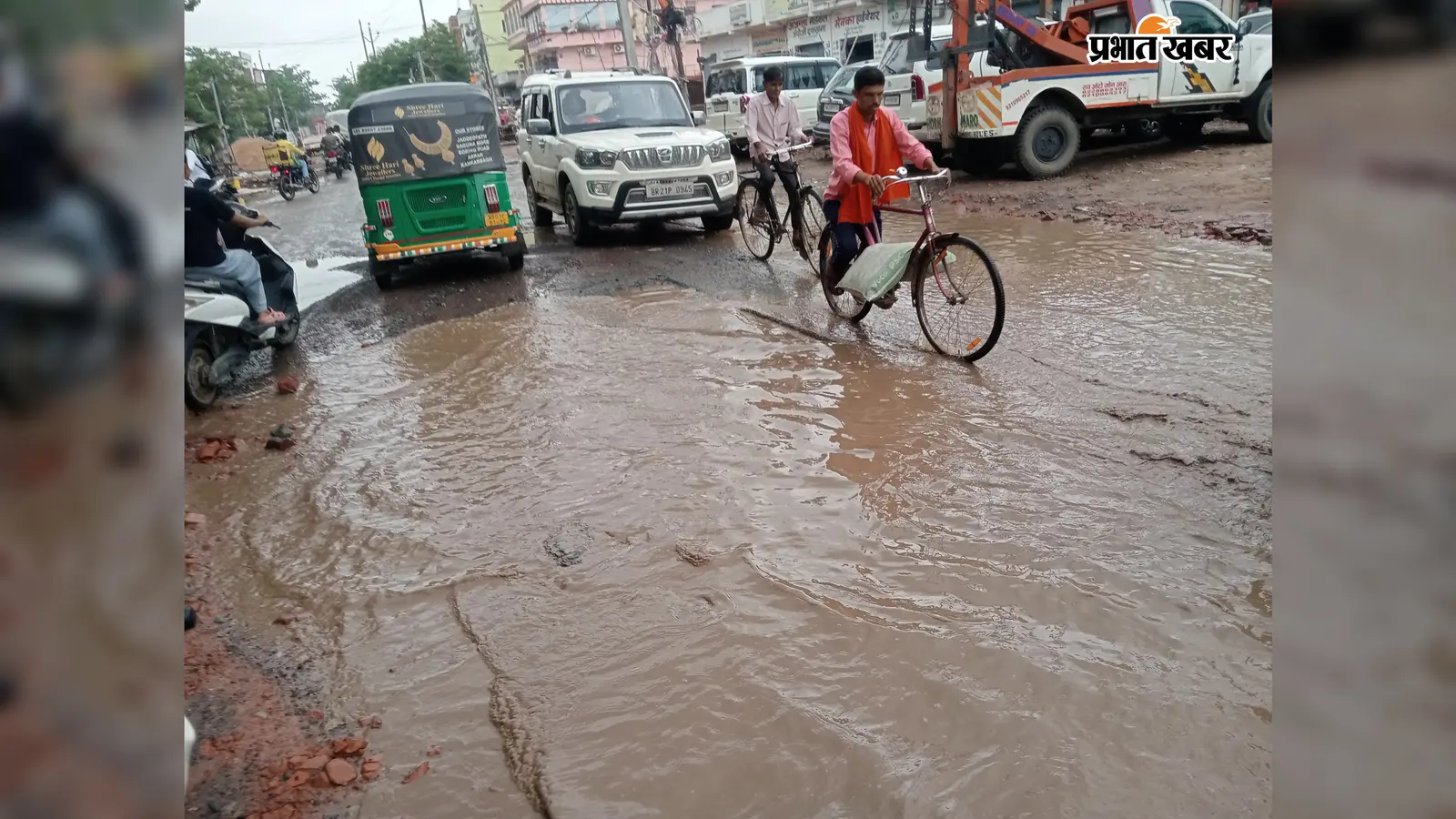 आरा : रातभर की झमाझम बारिश से डूबा शहर, सड़कों पर जलजमाव, टापू जैसी बनी स्थिति