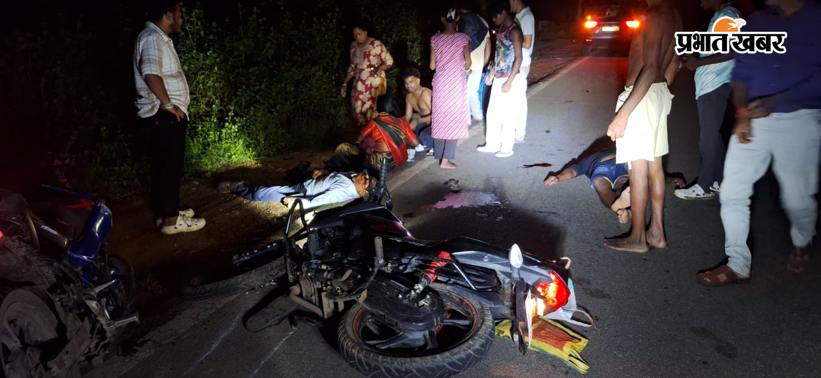 चक्रधरपुर के पास डोंमगोडा में हुए सड़क हादसे में दुर्घटनाग्रस्त बाइक | Prabhat Khabar Network