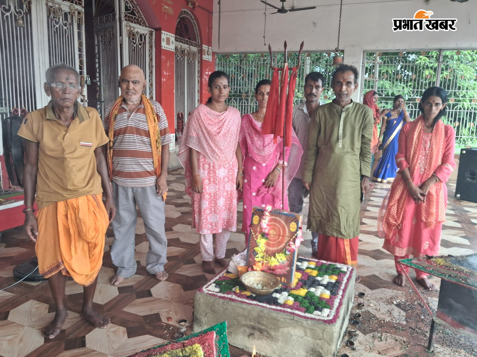 फोटो कैप्शन, धबौली दुर्गा मंदिर परिसर में शिव पुराण कथा समापन के मौके पर उपस्थित श्रद्धालु | Prabhat Khabar Network
