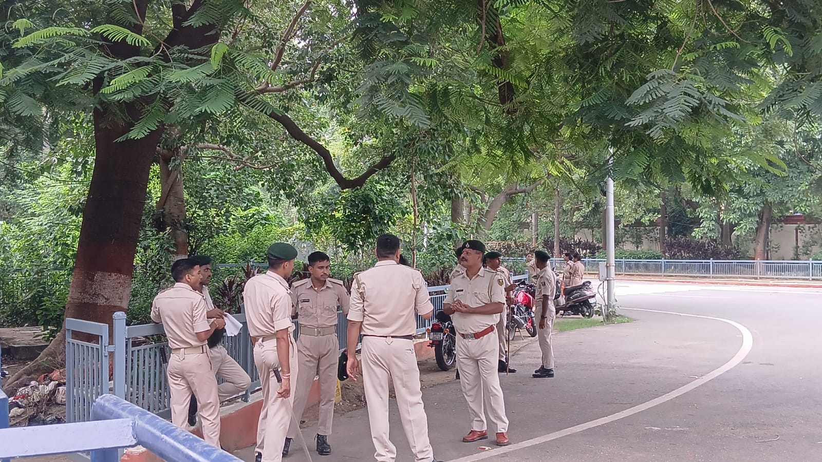 सीएम हाउस के बाहर बढ़ी सुरक्षा