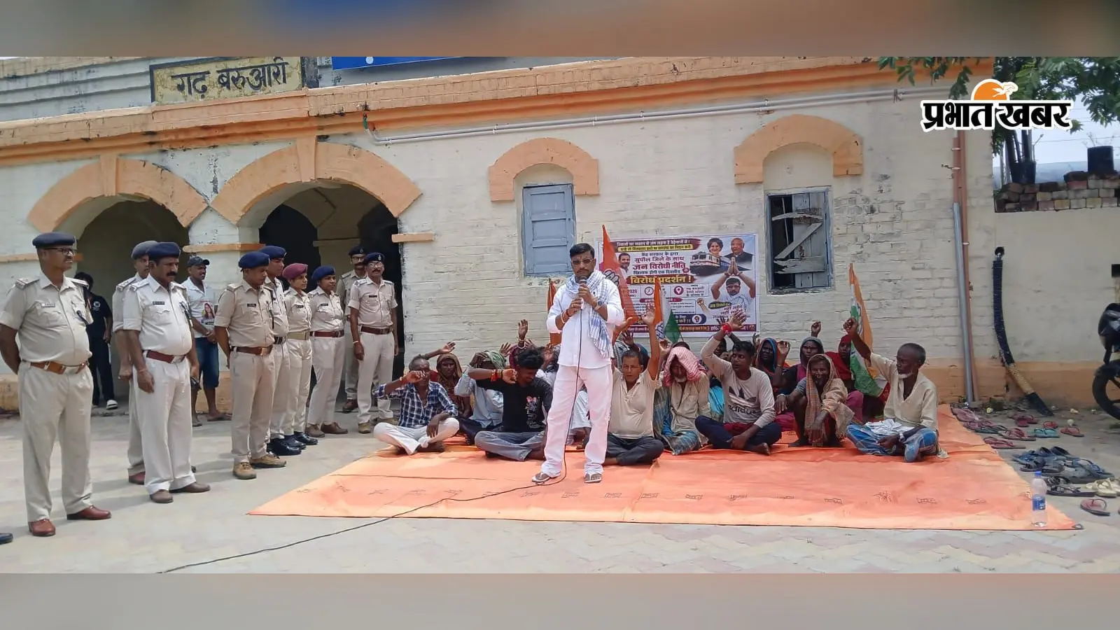 सुपौल: गढ़ बरूआरी स्टेशन पर युवा कांग्रेस का जोरदार प्रदर्शन, रेल मंत्री को भेजा 6 सूत्री मांग पत्र; मांगें न मानने पर दी रेल चक्का जाम की चेतावनी