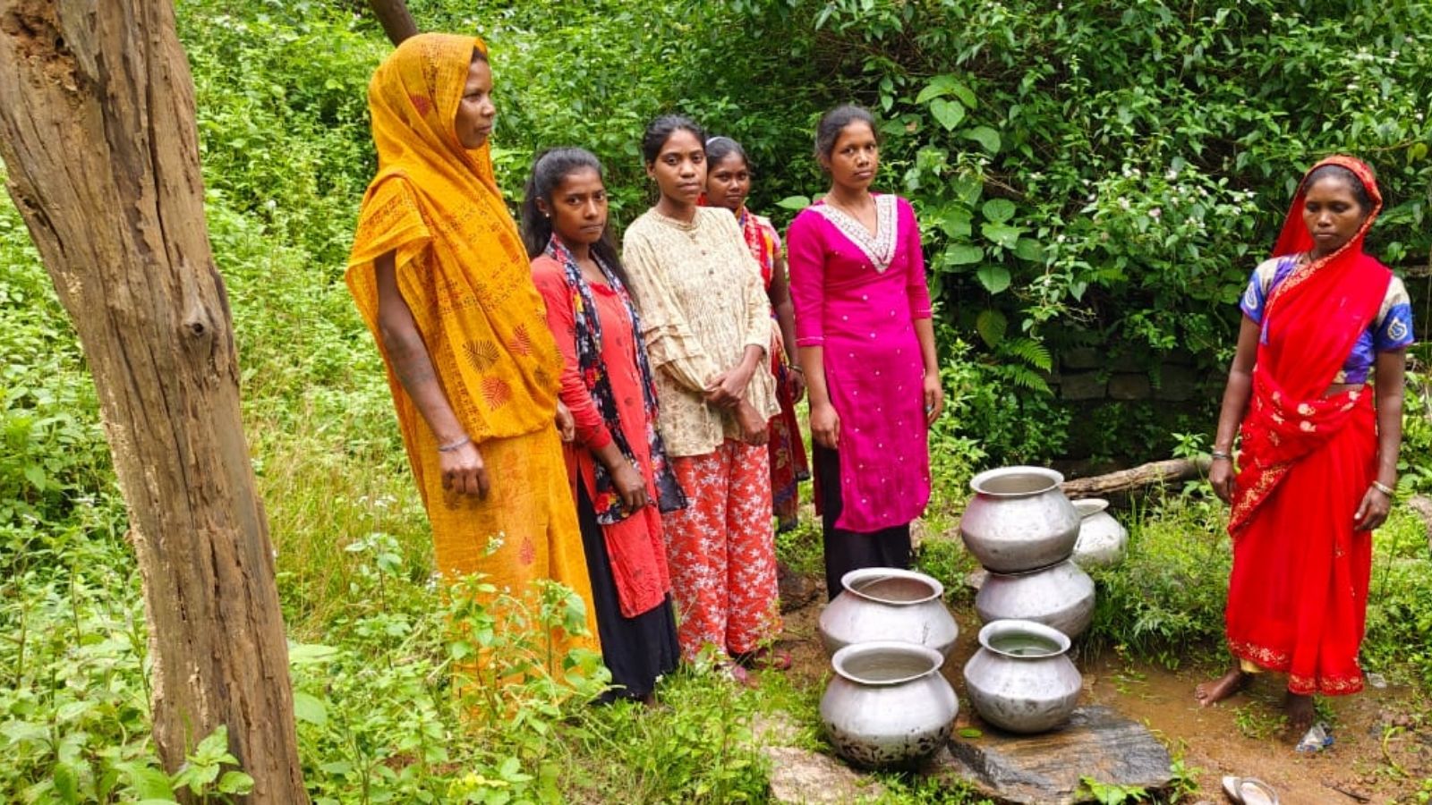 समस्या बताती महिलाएं