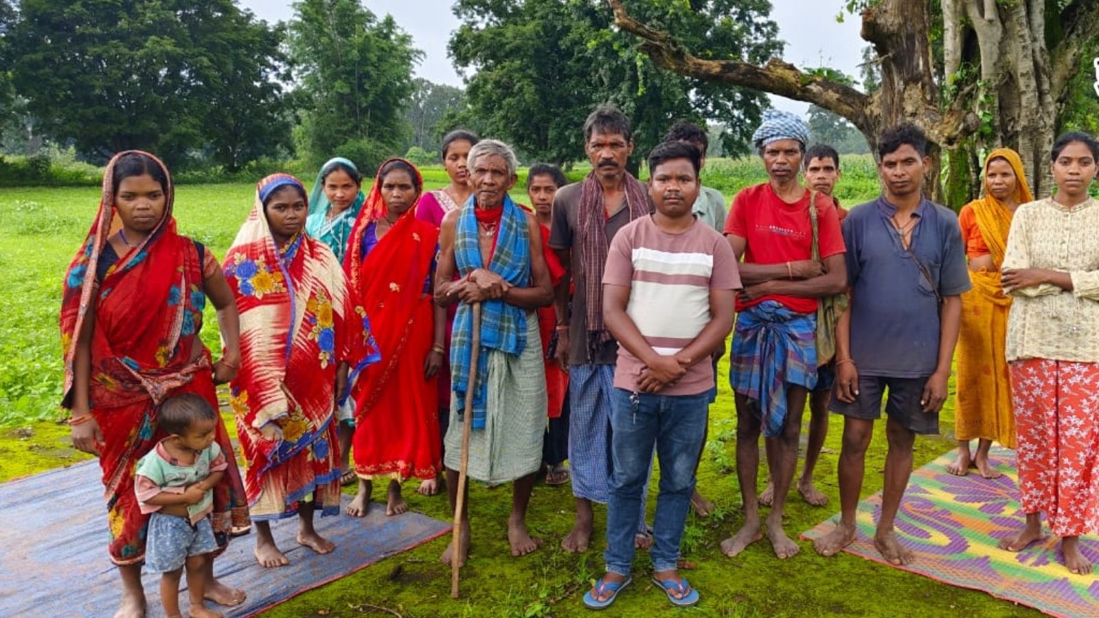 जानकारी देते हुए गांव के ग्रामीण