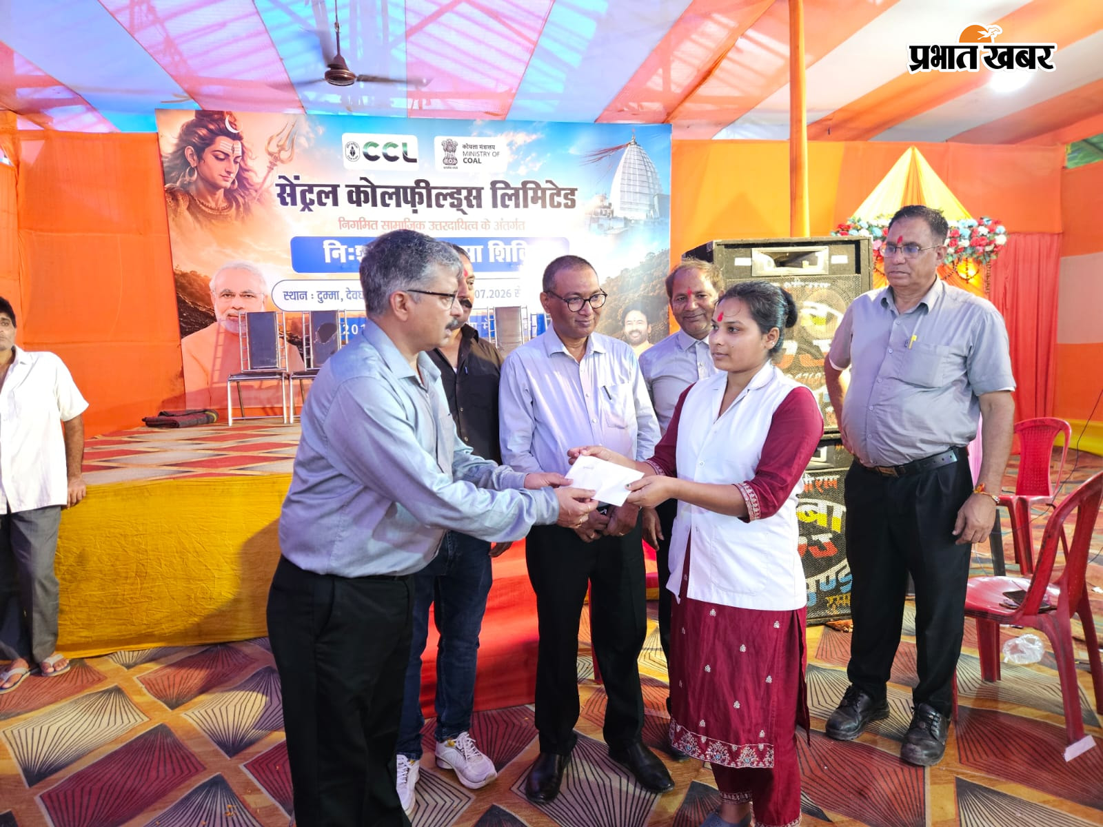 समापन समारोह में उपस्थित जीएम, पीओ व अन्य, स्वास्थ्य कर्मी को सम्मानित करते महाप्रबंधक | Prabhat Khabar Network
