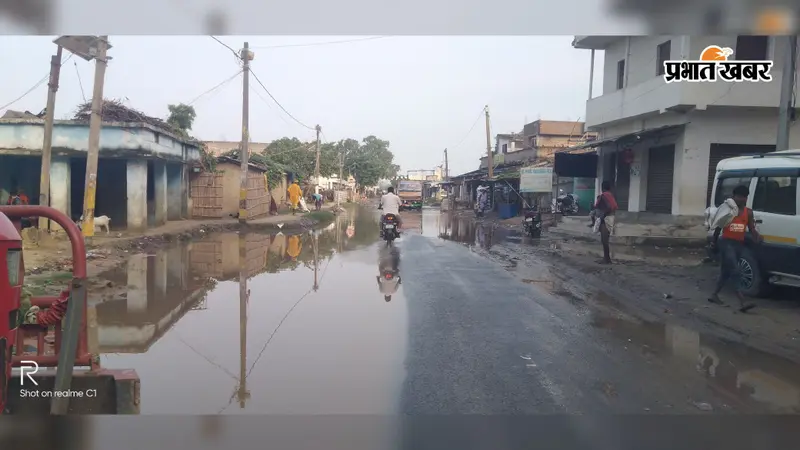 गड्ढे में गिरकर जा चुकी है महिला की जान, फिर भी नहीं जागा प्रशासन