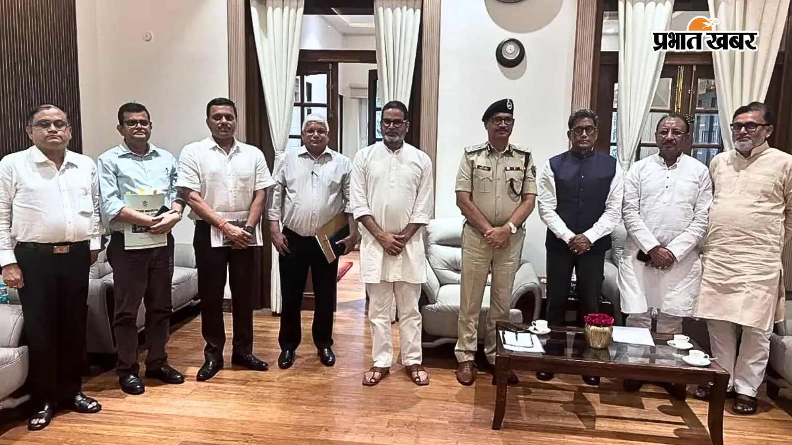 प्रशांत किशोर से क्यों मिले बिहार के चीफ सेक्रेटरी और DGP? तस्वीरें वायरल होने के बाद सरकार ने बताई पूरी कहानी
